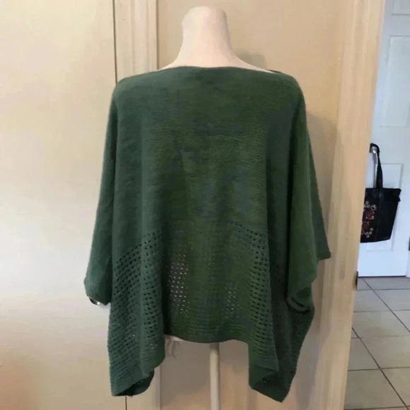 Do Everything in Love sweater. - Picture 4 of 7